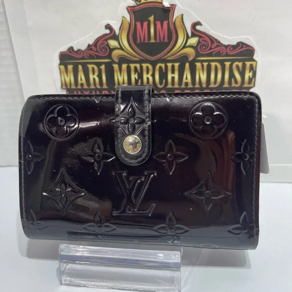 Louis Vuitton Kisslock Wallet in Amarante, preloved. - Picture 1 of 16